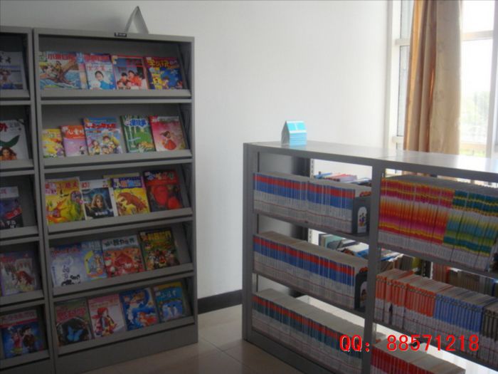 小学生阅览室书架