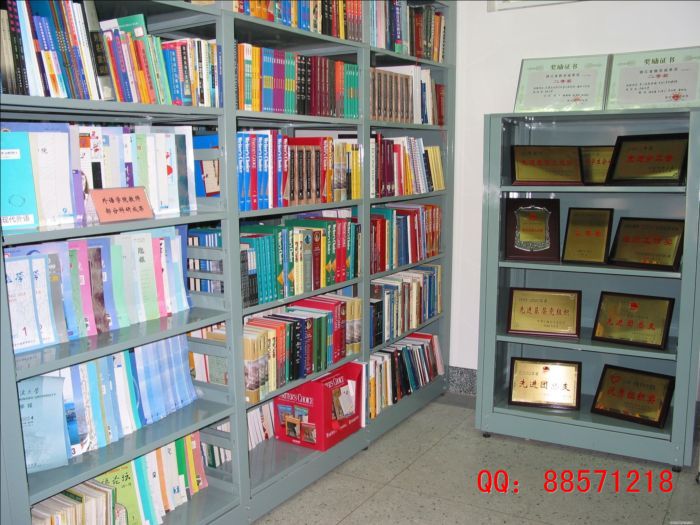 学院图书室书架